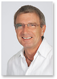 Der Physiotherapeut behandelt die Patientin an der Schulter